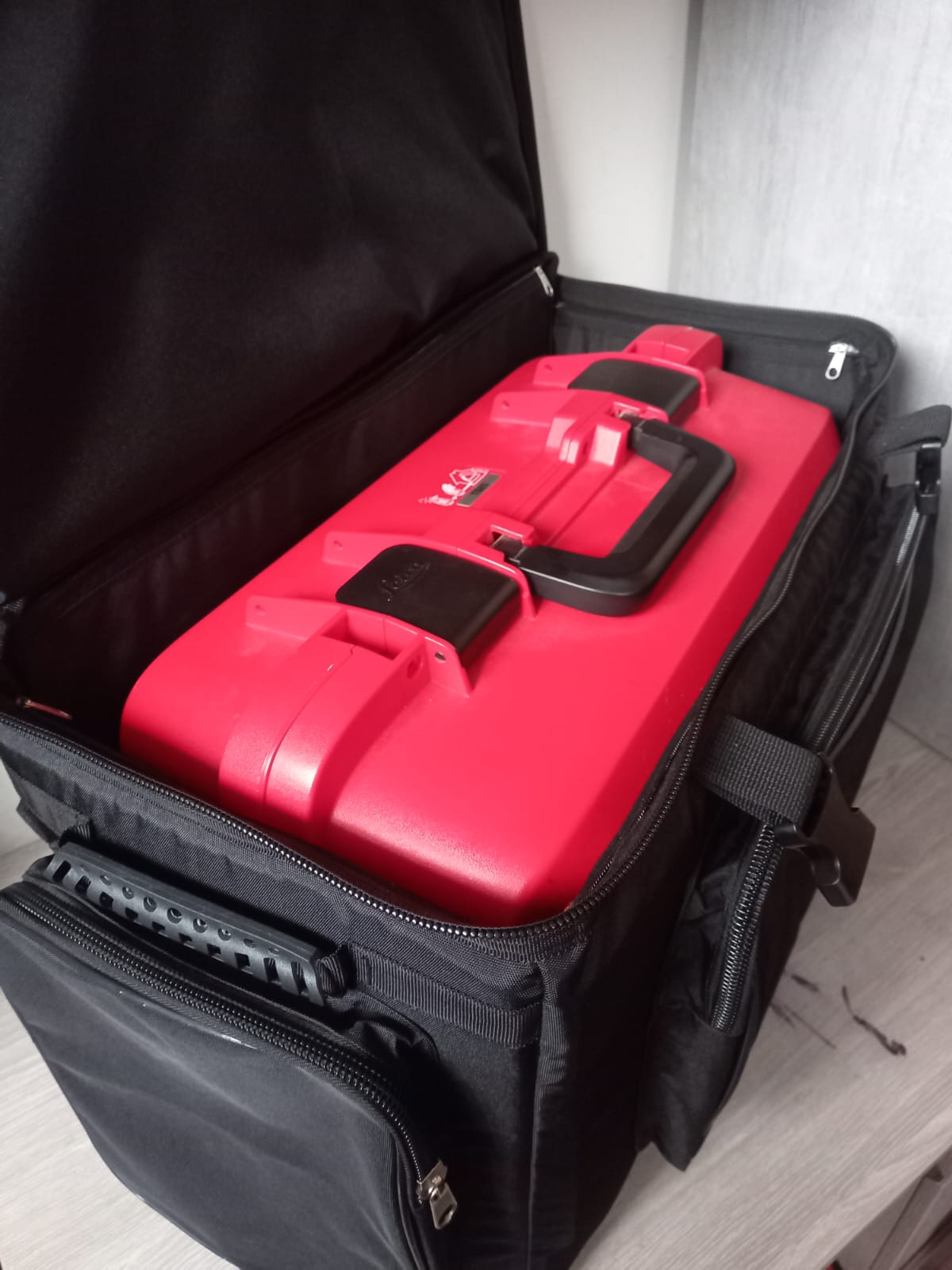 Estuche de transporte para estación total LEICA modelo TS10
